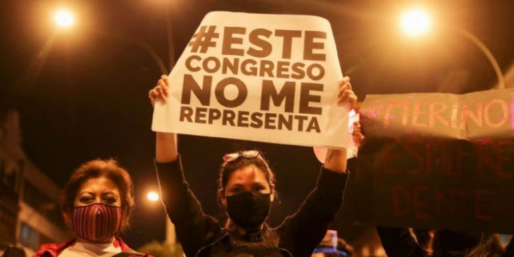 EL 91 % DE LOS PERUANOS DESAPRUEBA LA DESTITUCIÓN DE VIZCARRA POR EL CONGRESO