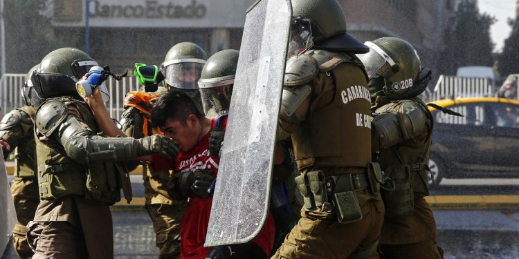 EL DIRECTOR DE LA POLICÍA CHILENA RENUNCIA TRAS POLÉMICA GESTIÓN DE PROTESTAS