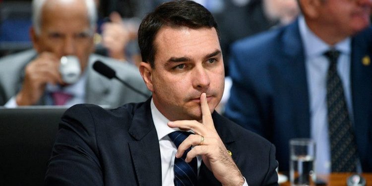 EL HIJO MAYOR DE BOLSONARO, A UN PASO DE LOS TRIBUNALES POR CORRUPCIÓN