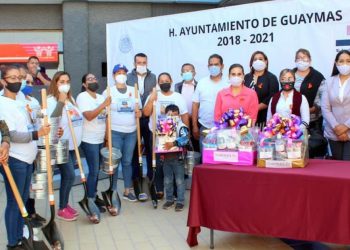 EN SONORA REGALAN PALAS A MUJERES PARA BUSCAR A SUS DESAPARECIDOS