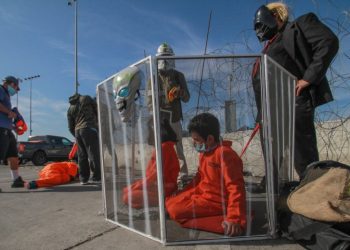 ESCENIFICAN OBRA DE TEATRO SOBRE POLÍTICA MIGRATORIA EN FRONTERA MÉXICO-EEUU