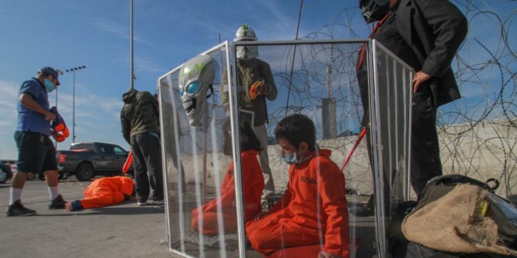 ESCENIFICAN OBRA DE TEATRO SOBRE POLÍTICA MIGRATORIA EN FRONTERA MÉXICO-EEUU