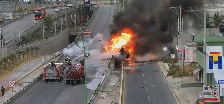 EXPLOTA PIPA EN CHIAPAS, LLEVABA COMBUSTIBLE ILEGAL