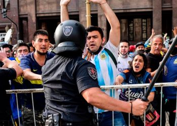 EXTIENDEN EL VELATORIO DE MARADONA EN MEDIO DE INCIDENTES EN LOS ALREDEDORES