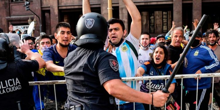 EXTIENDEN EL VELATORIO DE MARADONA EN MEDIO DE INCIDENTES EN LOS ALREDEDORES