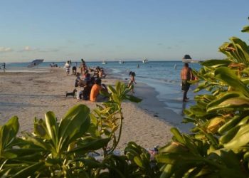 CONTINÚAN PLAYAS DE ISLA MUJERES RECIBIENDO A VISITANTES CON MEDIDAS CONTRA EL COVID-19