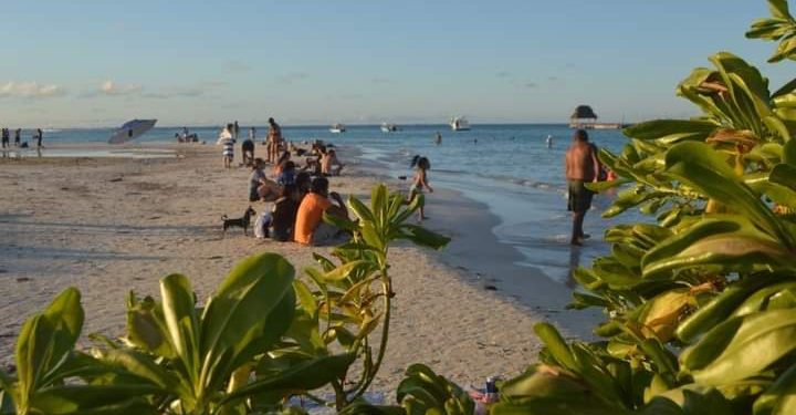 CONTINÚAN PLAYAS DE ISLA MUJERES RECIBIENDO A VISITANTES CON MEDIDAS CONTRA EL COVID-19