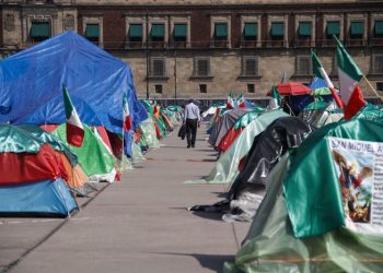 FRENTE OPOSITOR LEVANTA EL CAMPAMENTO DELANTE DEL PALACIO NACIONAL DE MÉXICO