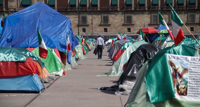 FRENTE OPOSITOR LEVANTA EL CAMPAMENTO DELANTE DEL PALACIO NACIONAL DE MÉXICO