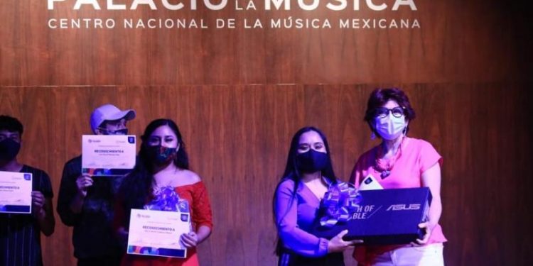 FRITZ SIERRA RECONOCE TALENTO, SENSIBILIDAD Y COMPROMISO SOCIAL DE GANADORES DE «ALZA LA VOZ, EXPRÉSATE CANTANDO»