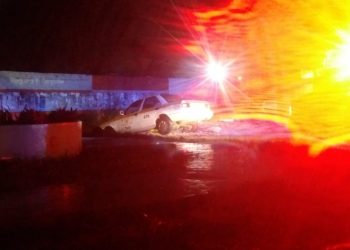 TAXISTA SE CAE EN ZANJA DE OBRA DE LA CAPA