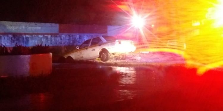 TAXISTA SE CAE EN ZANJA DE OBRA DE LA CAPA