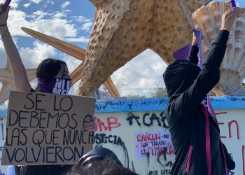 MUJERES MARCHAN Y SE MANIFIESTAN EN EL PALACIO MUNICIPAL DE BENITO JUÁREZ