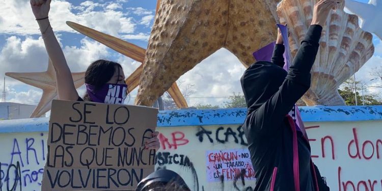 MUJERES MARCHAN Y SE MANIFIESTAN EN EL PALACIO MUNICIPAL DE BENITO JUÁREZ