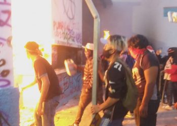 MANIFESTANTES ROMPEN CERCO POLICIACOS Y PROVOCAN DESTROZOS EN OFICINA DE TRÁNSITO EN CANCÚN