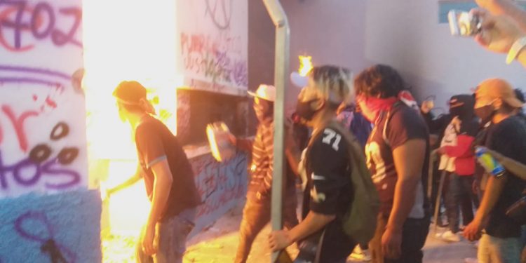 MANIFESTANTES ROMPEN CERCO POLICIACOS Y PROVOCAN DESTROZOS EN OFICINA DE TRÁNSITO EN CANCÚN