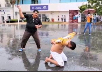 CIUDADANO TABASQUEÑO SE AUTOFLAGELA EN PROTESTA POR LA FALTA DE APOYO OFICIAL