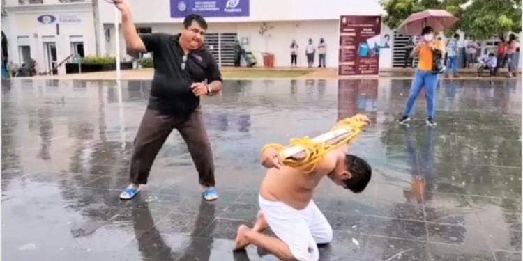 CIUDADANO TABASQUEÑO SE AUTOFLAGELA EN PROTESTA POR LA FALTA DE APOYO OFICIAL