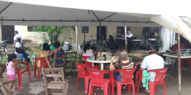 MÚSICOS DE LA ZONA MAYA CELEBRAN SU DÍA COMIENDO RELLENO NEGRO