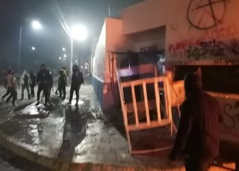 ANARQUISTAS SECUESTRAN PROTESTA DE MUJERES Y VANDALIZAN Y QUEMAN OFICINAS