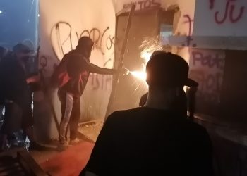 ANARQUISTAS SECUESTRAN PROTESTA DE MUJERES Y VANDALIZAN Y QUEMAN OFICINAS