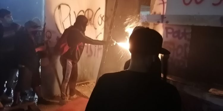 ANARQUISTAS SECUESTRAN PROTESTA DE MUJERES Y VANDALIZAN Y QUEMAN OFICINAS