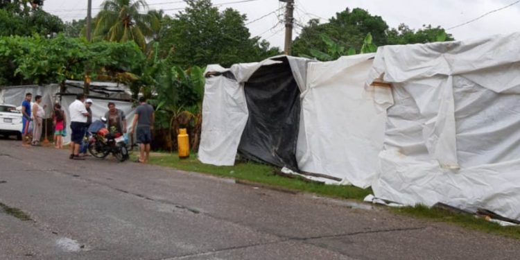 IMPROVISAN VIVIENDAS A LA ORILLA DE LA CARRETERA