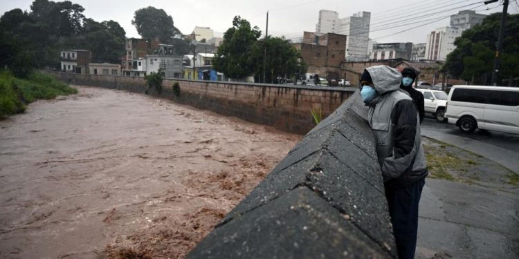 IOTA SALIÓ DE HONDURAS Y CRUZÓ A EL SALVADOR CONVERTIDA EN DEPRESIÓN