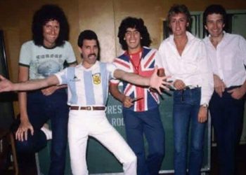 LA FAMOSA FOTO DE MARADONA CON QUEEN