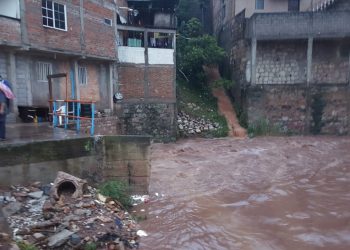 LLAMAN A DESALOJAR VIVIENDAS POR AMENAZA DE RÍOS