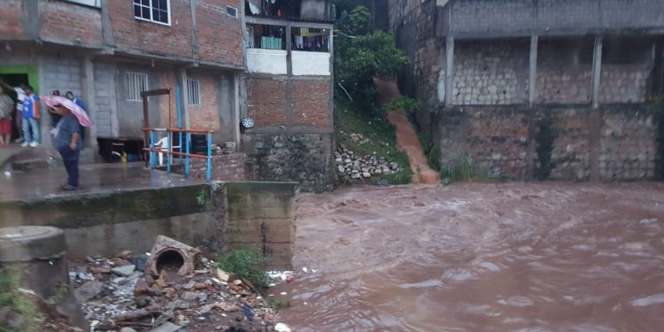 LLAMAN A DESALOJAR VIVIENDAS POR AMENAZA DE RÍOS