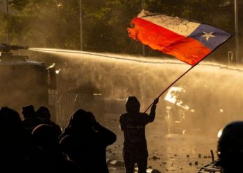MARCHAS CONTRA PIÑERA Y VIOLENTOS DESMANES DEJAN 74 DETENIDOS EN CHILE
