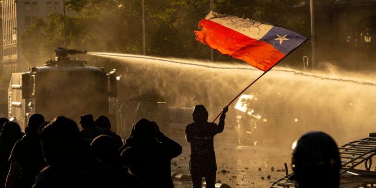 MARCHAS CONTRA PIÑERA Y VIOLENTOS DESMANES DEJAN 74 DETENIDOS EN CHILE