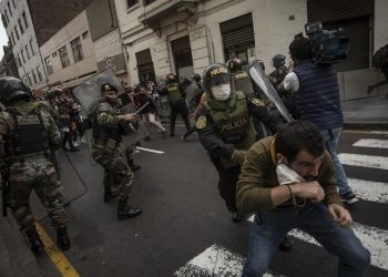 MERINO DEFIENDE LA «CONSTITUCIONALIDAD» DE SU GOBIERNO DE TRANSICIÓN EN PERÚ
