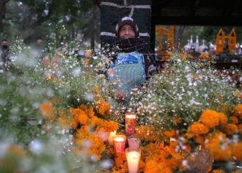 MÉXICO MANTIENE VIVO EL DÍA DE MUERTOS EN UN FESTEJO HÍBRIDO POR LA COVID-19