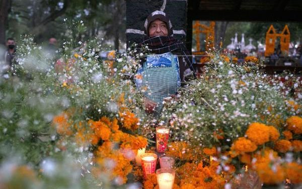 MÉXICO MANTIENE VIVO EL DÍA DE MUERTOS EN UN FESTEJO HÍBRIDO POR LA COVID-19