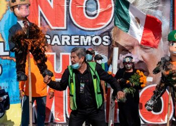 MIGRANTES QUEMAN FIGURA DE TRUMP PARA DENUNCIAR LOS ABUSOS EN TIJUANA