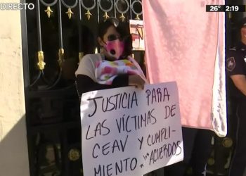 MUJER SE ENCADENA CON SU BEBÉ EN BRAZOS EN LA SEGOB