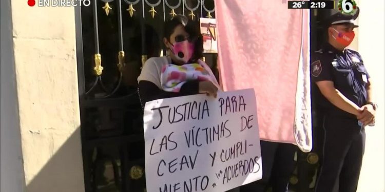 MUJER SE ENCADENA CON SU BEBÉ EN BRAZOS EN LA SEGOB