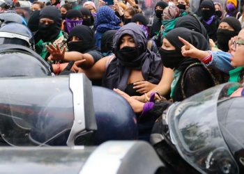 MUJERES PROTESTAN ANTE FISCALÍA POR ABUSO POLICIAL Y FEMINICIDIOS EN MÉXICO