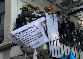 PADRES DE NIÑOS MUERTOS EN GUARDERÍA ABC TOMAN EDIFICIO DE LA SEGOB