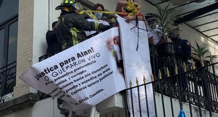 PADRES DE NIÑOS MUERTOS EN GUARDERÍA ABC TOMAN EDIFICIO DE LA SEGOB