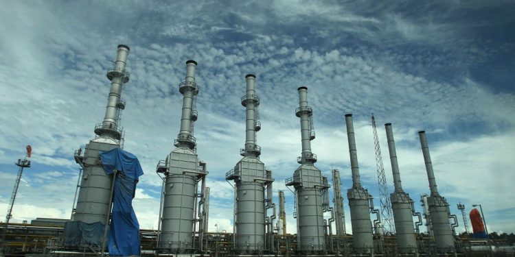 PERÚ AHORRÓ 100.000 MILLONES DE DÓLARES POR USAR EL GAS DE CAMISEA