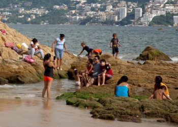 PESE A PANDEMIA, ABARROTAN PLAYAS MEXICANAS EN EL ÚLTIMO PUENTE DEL AÑO