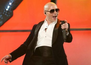 PITBULL HONRARÁ EN LOS LATIN GRAMMY A PERSONAL DE EMERGENCIA CONTRA COVID19