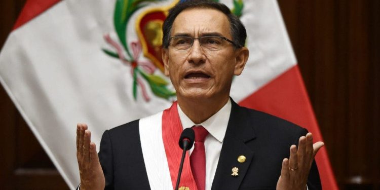 PROHÍBEN A MARTÍN VIZCARRA SALIR DE PERÚ POR 18 MESES