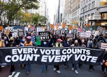 PROTESTAS EN NUEVA YORK CONTRA LOS INTENTOS DE TRUMP DE FRENAR EL ESCRUTINIO