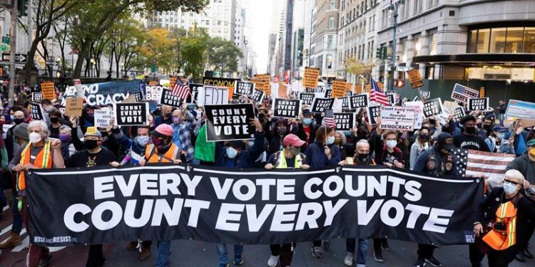 PROTESTAS EN NUEVA YORK CONTRA LOS INTENTOS DE TRUMP DE FRENAR EL ESCRUTINIO