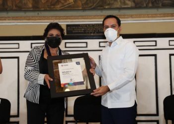 RECONOCEN TRAYECTORIA ARTÍSTICA DE LA CANTANTE MARÍA MEDINA CON LA MEDALLA YUCATÁN 2020