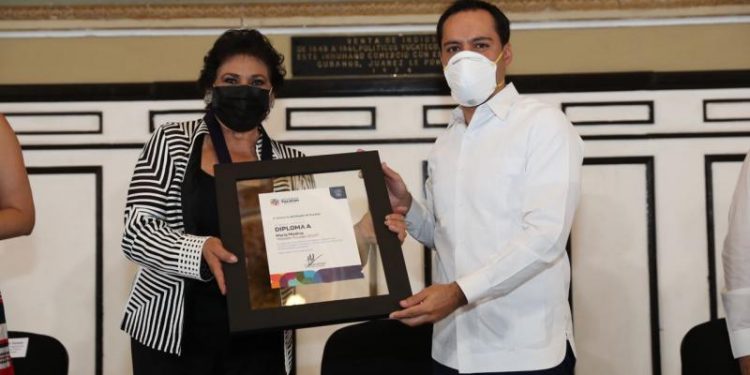 RECONOCEN TRAYECTORIA ARTÍSTICA DE LA CANTANTE MARÍA MEDINA CON LA MEDALLA YUCATÁN 2020